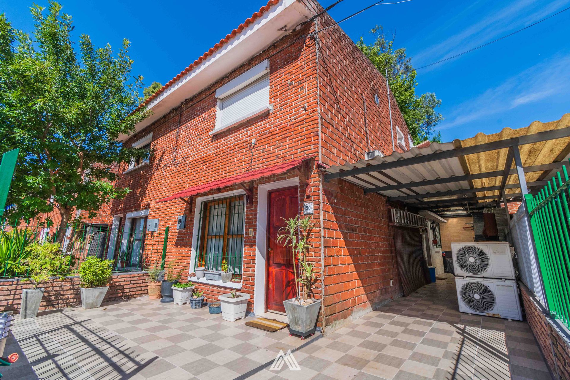Venta casa dos dormitorios y cochera Nuevo París