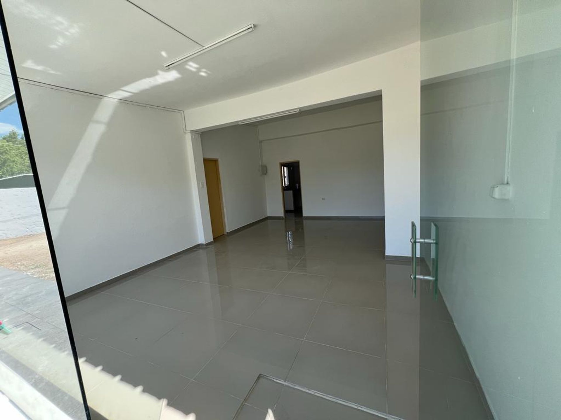 Alquiler de local comercial sobre Ruta 8 Km 26 · Foto 5