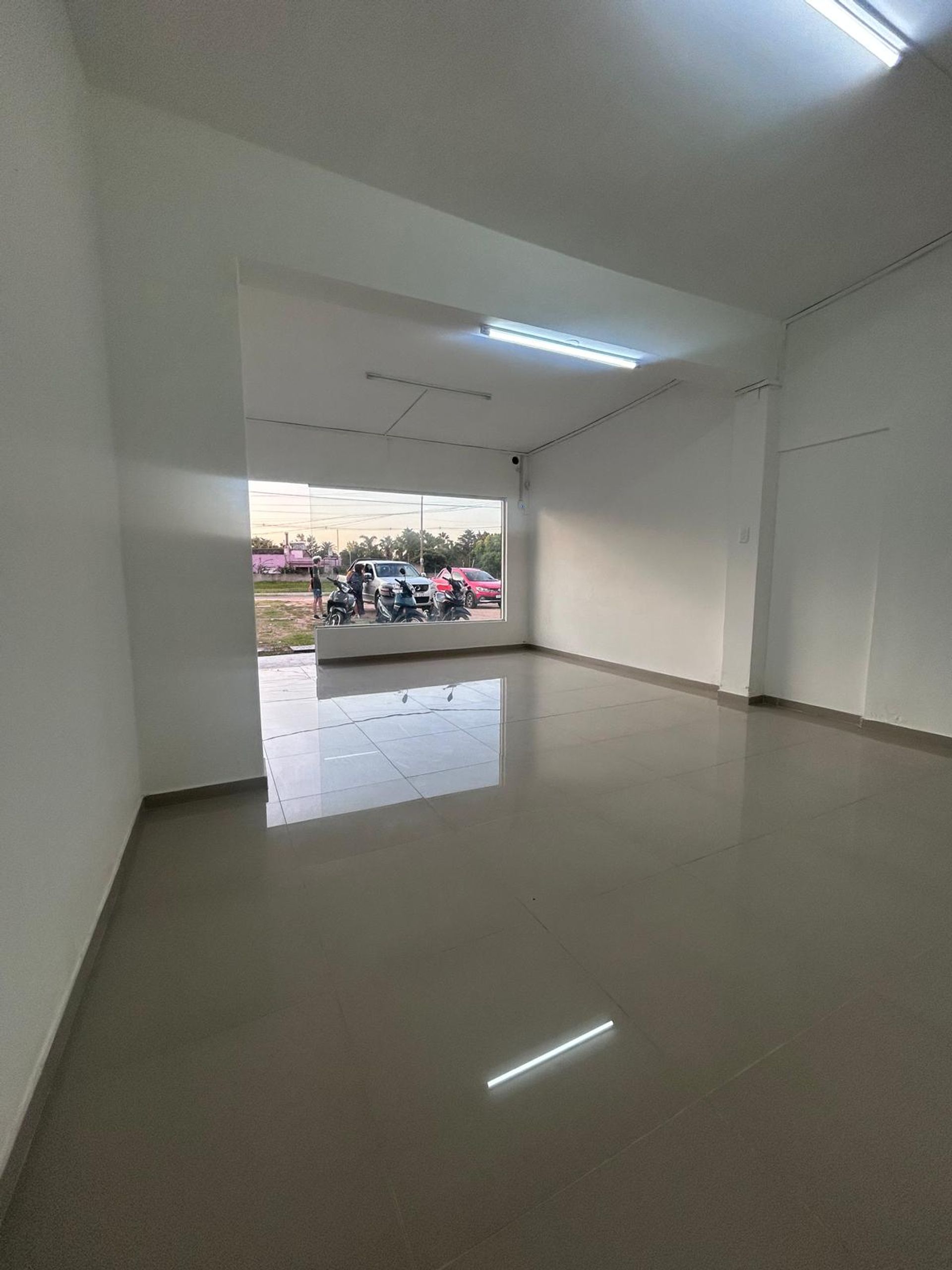 Alquiler de local comercial sobre Ruta 8 Km 26 · Foto 1