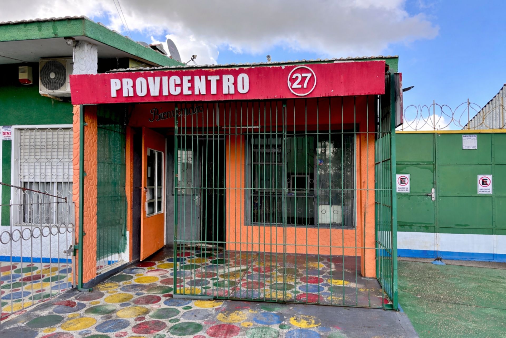 ALQUILER LOCAL COMERCIAL EN BARROS BLANCOS KM27 · Foto 2