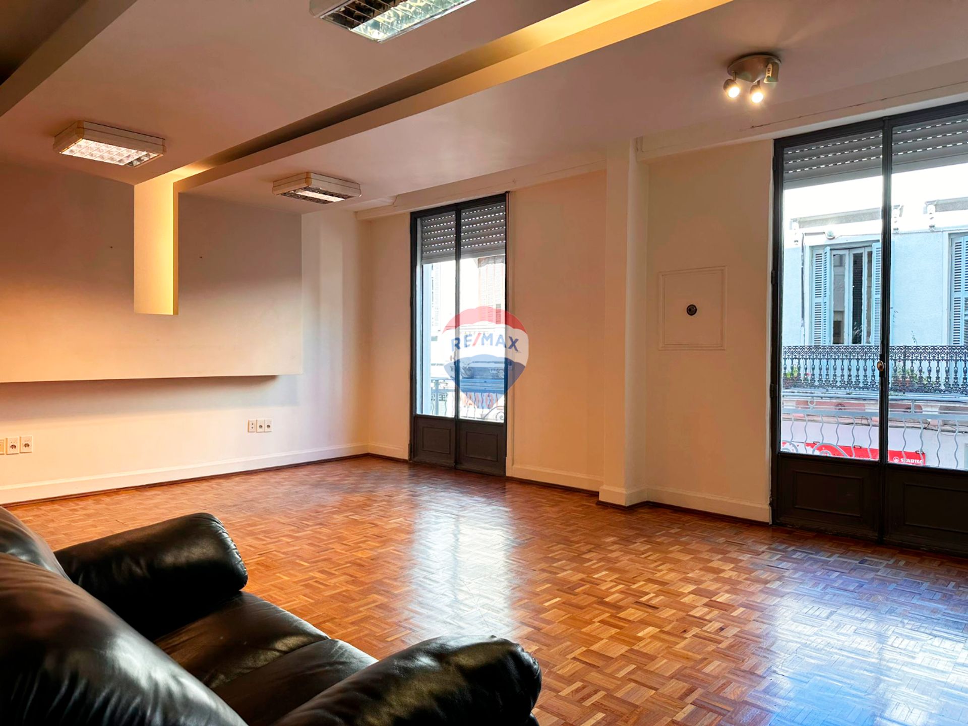 ALQUILER OFICINAS CIUDAD VIEJA PISO COMPLETO · Foto 2