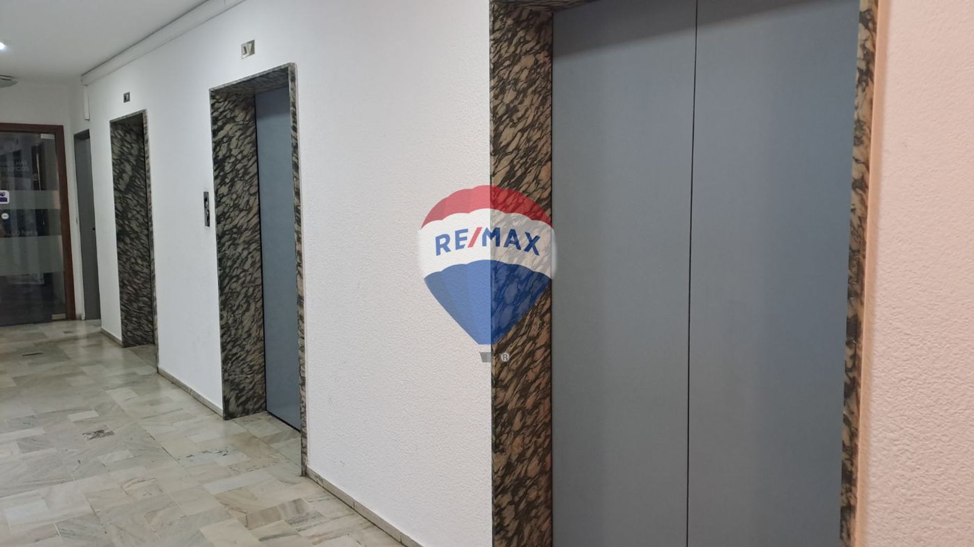 Amplia oficina en piso 10, ideal empresa, cowork