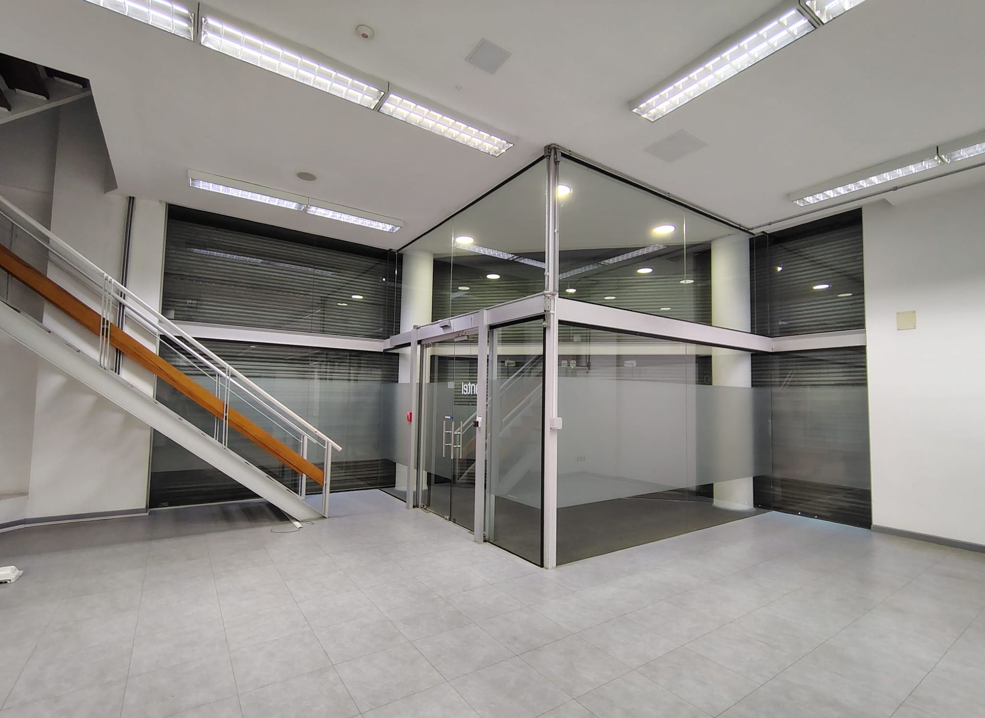 ALQUILER AGUADA OFICINAS DEPOSITO GARAGE 2130M2 · Foto 4