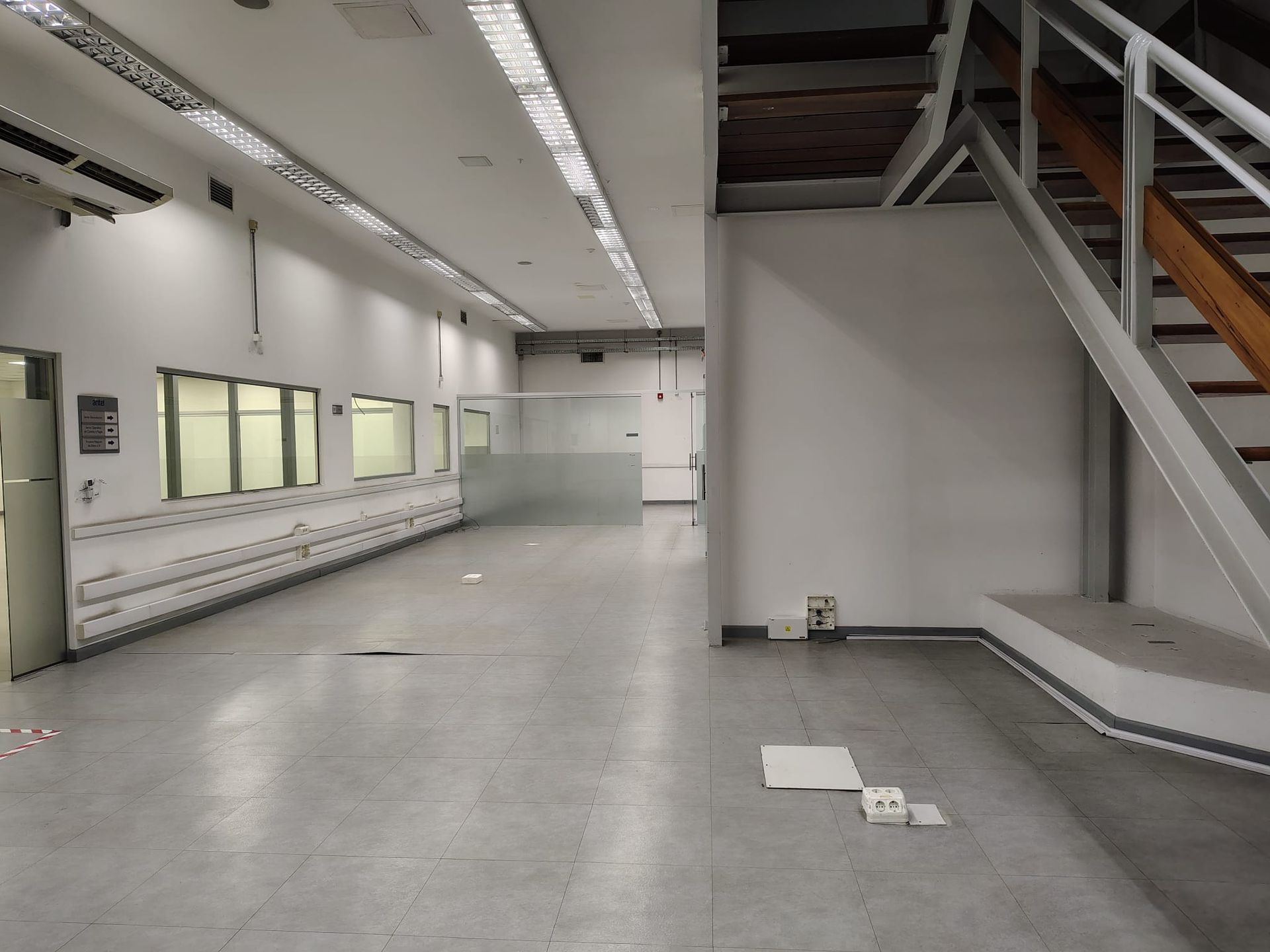 ALQUILER AGUADA OFICINAS DEPOSITO GARAGE 2130M2 · Foto 5