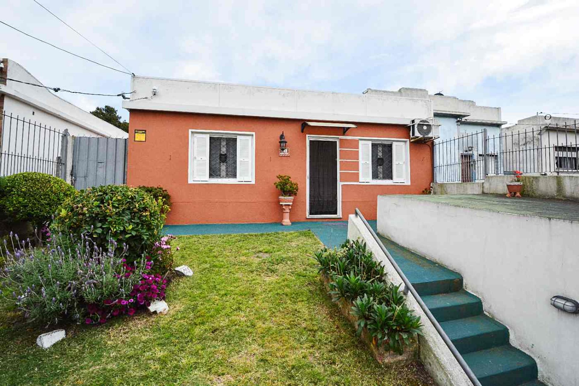 Venta casa dos dormitorios y garage Nuevo Paris