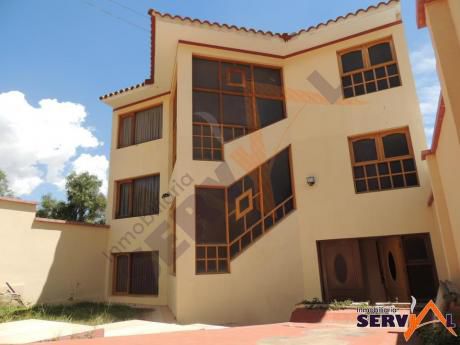 Hermosa Casa En Venta De Tres Plantas, Inmediaciones De La Urbanizacion Bella Vista