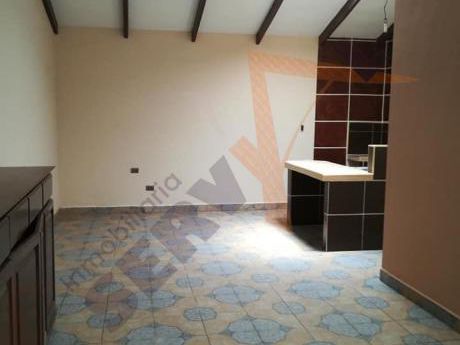 Casa Semi-independiente En Anticretico, Inmediaciones Del Colegio Señor De Mayo