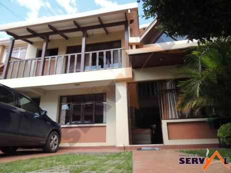 Casa De Tres Plantas Ideal Para Empresas Inmediaciones Av. Peru Y Av. Tadeo Haenke