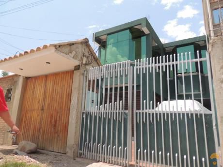 Casa De 2 Plantas A Media Cuadra De La Av. Melchor Sud