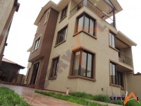 Casa En Venta De 3 Plantas Inmediaciones Av. Circunvalacion Km 6- Zona Esmeralda Norte