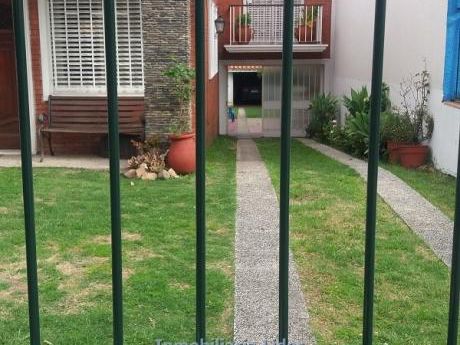 Hermosa Casa 3 Dormitorios Con Fondo Y Frente Enjardinado.