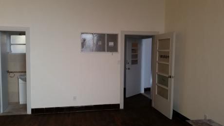 Oportunidad En Oficinas. Oficina En Alquiler. 2 Amb. , 1 Baños - 30 M2., 30 M2 Cub.
