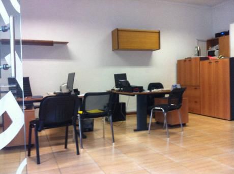 Local Esquina En Uruguay Y Ed. Acevedo. Local En Venta. 1 Baños - 90 M2.