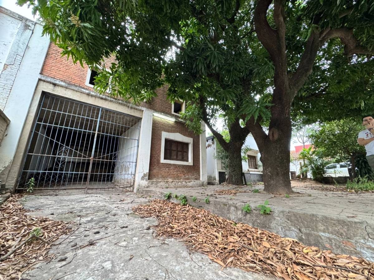 AMPLIO INMUEBLE COMERCIAL SOBRE AVDA. ARTIGAS – 32 METROS DE FRENTE — foto 2
