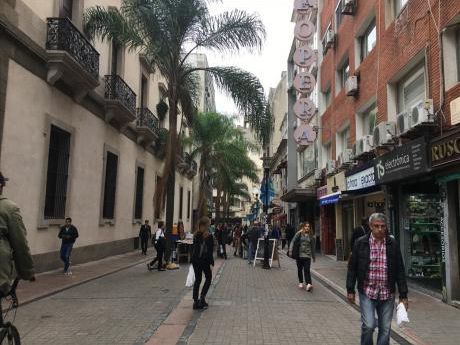 Excelente Oficina En Inmejorable Punto Sarandí Y J.C.gómez
