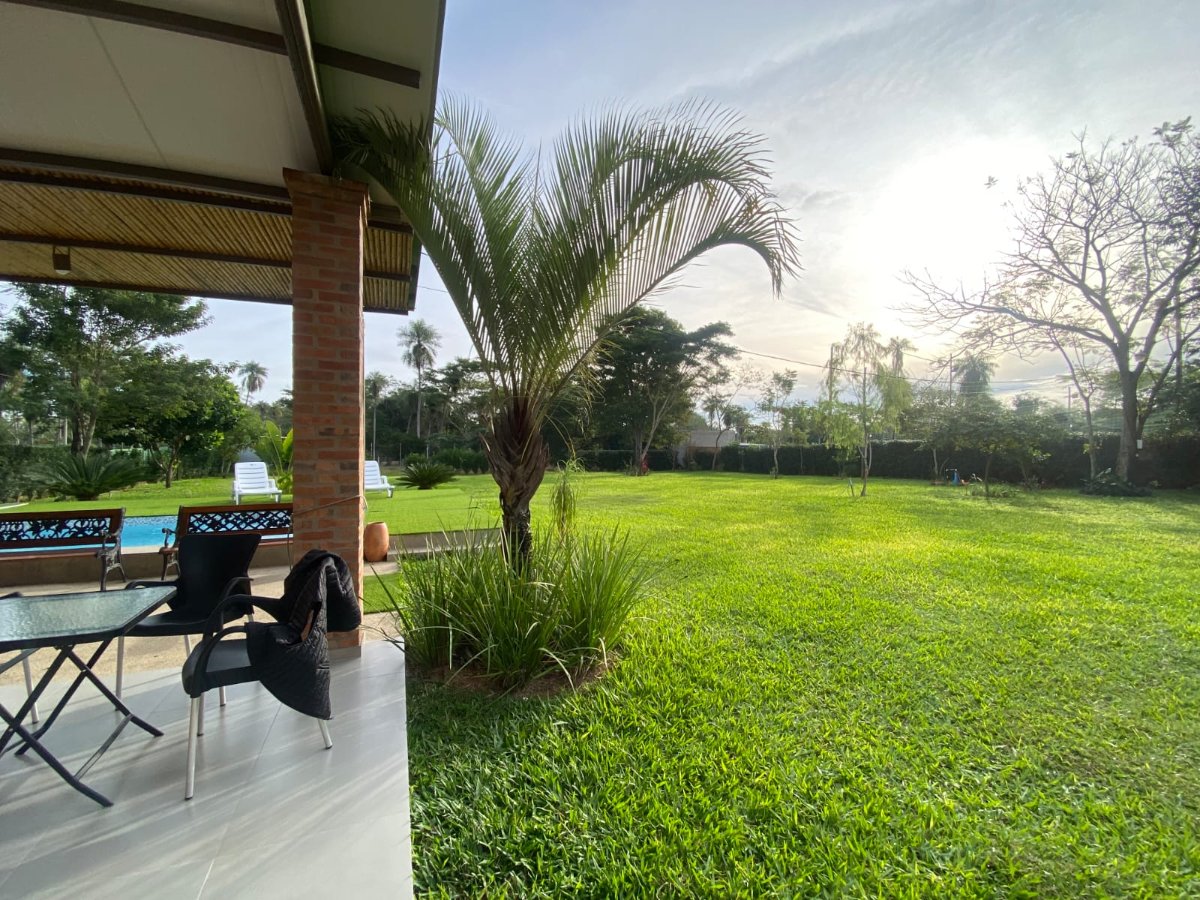 VENDO CASA DE 5 DORMITORIOS EN YPACARAI LIMITE CON SAN BERNARDINO — foto 3