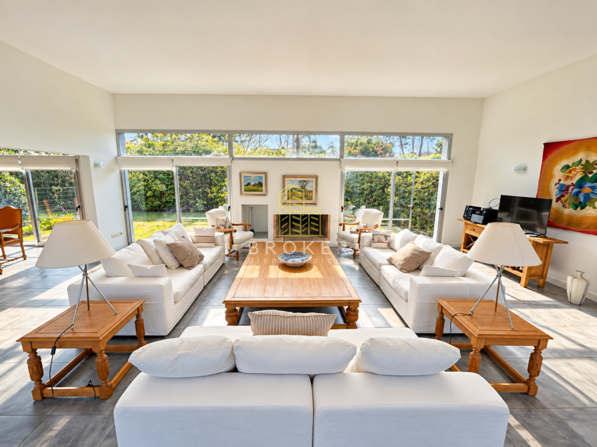 Alquiler Anual Casa Barrio Privado La Arbolada Punta del Este 4 dormitorios 3 suites