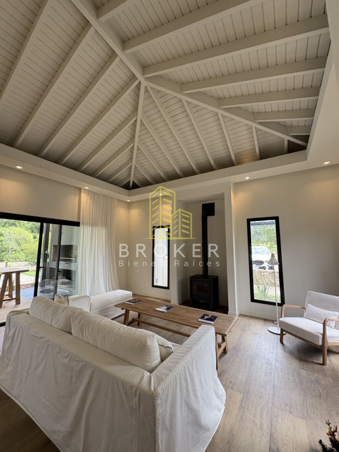 Excelente casa en alquiler anual en barrio privado en la barra de 3 dorm en suite