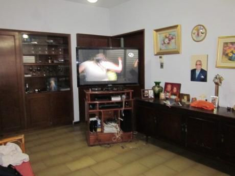Se Vende Casa De 4 Dormitorios, En Villa Morra