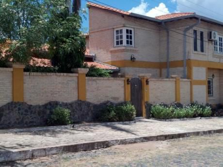 Se Vende Casa De 3 Dormitorios En Suite, En Lambaré