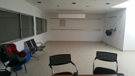 Centro. Alquilo Amplia Oficina Con Garage