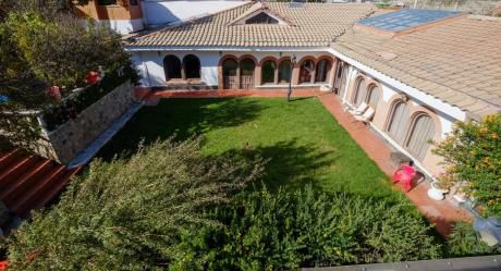 Casa Con Dos Departamentos Y Garzonier En Cota Cota.