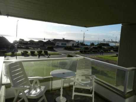 Apartamento En Venta En Playa Mansa Reciclado De 3 Dormitorios Frente Al Mar.