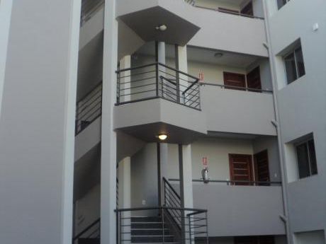 Gran Apartamento De Tres Dormitorios, En El Palacio Universal A Estren