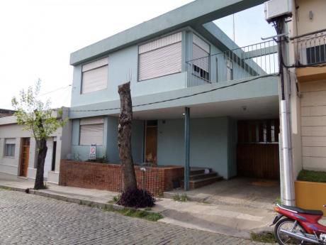 Casa De Dos Plantas En Excelente Punto Centrico