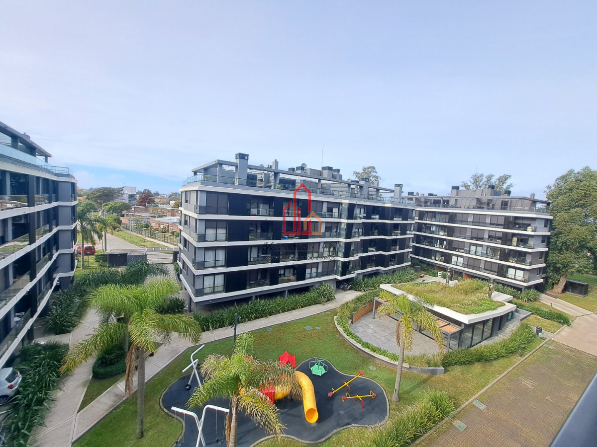 Nuevo precio! Para exigentes! Terraza privada 50m2, Aire acondicionado, Cochera de cortesía, Vigilancia 24 hs, Alquiler apartamento 1 dorm. Carrasco