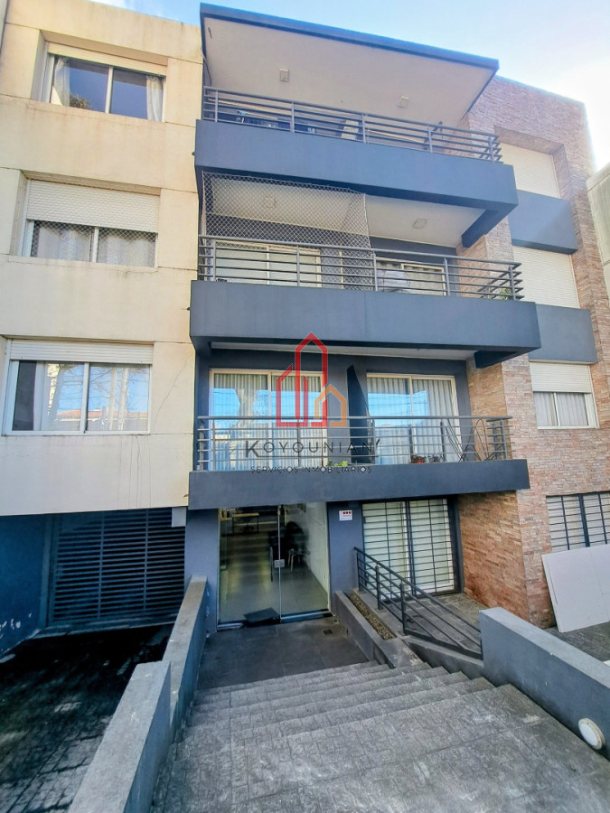 Amplio y luminoso apartamento en venta, 2 dormitorios, Malvín, a pasos de Av. Italia, AA, 2 terrazas, cocina equipada, Opcion gge. Muy seguro.