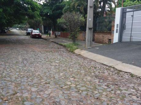 Barrio Mburucuja A Una Cuadra Del Centro Paraguayo Japonés.