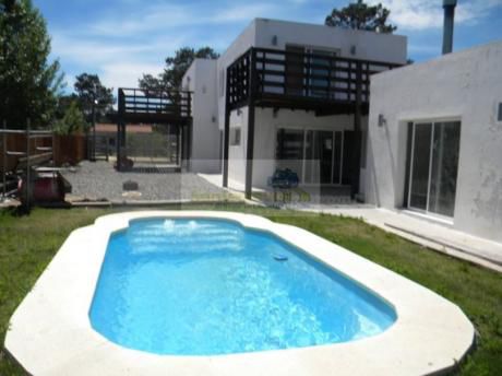 Moderna Residencia En Doble Planta