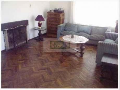 Casa Esquina De Ambientes Muy Amplios.