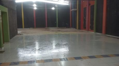 Local De 350 M2