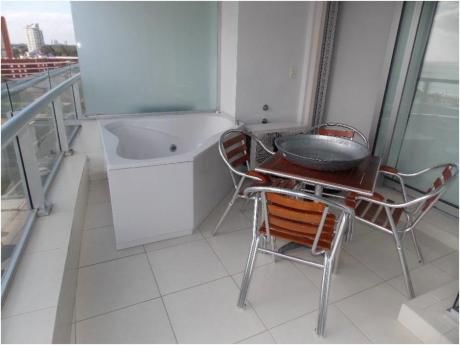 Apartamentos En Playa Mansa: Cni16191a