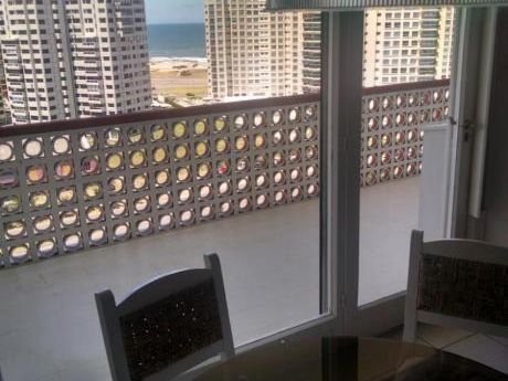Apartamentos En Playa Mansa: Ipd1373a