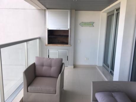 Apartamentos En Playa Mansa: Ipd8180a