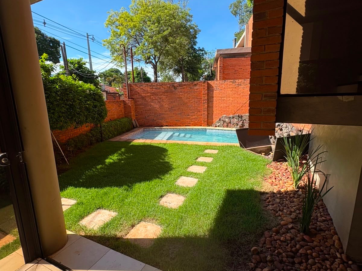 ALQUILO LUJOSA RESIDENCIA EN BARRIO MBURUCUYA — foto 2