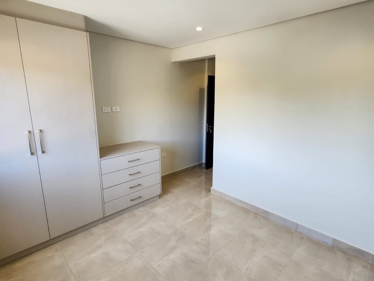 DEPARTAMENTO DE 2 DORMITORIOS EN ALQUILER. PRIMER BARRIO. LUQUE. — foto 2