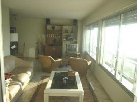 Apartamentos En Playa Mansa: Cte1597a