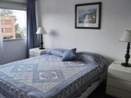 Apartamentos En Playa Mansa: Cte2148a