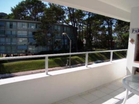 Apartamentos En Playa Mansa: Cte3545a
