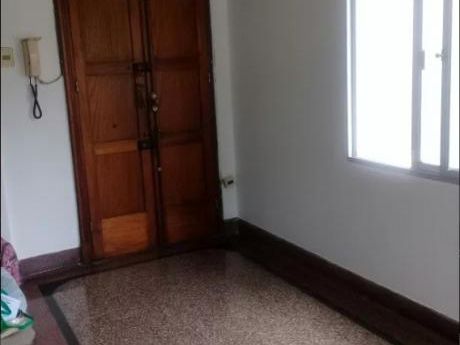Apartamento De 2 Dormitorios En Magallanes Y 18 De Julio