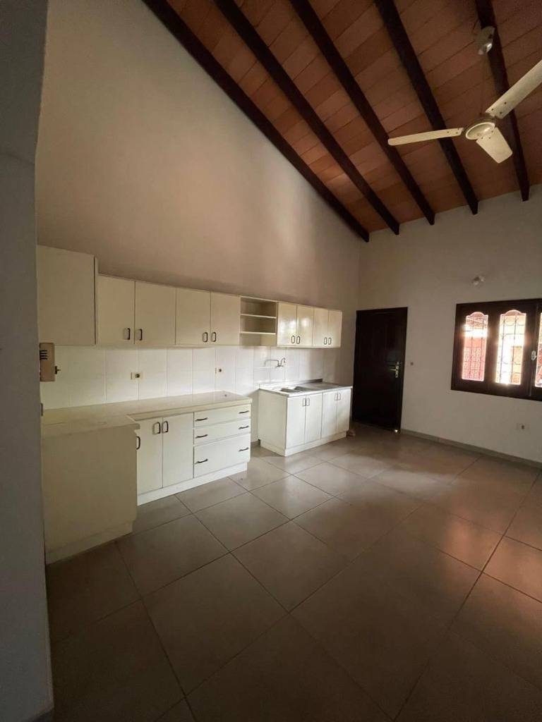 ALQUILER DE CASA SOBRE AVENIDA MCAL. ESTIGARRIBIA — foto 3
