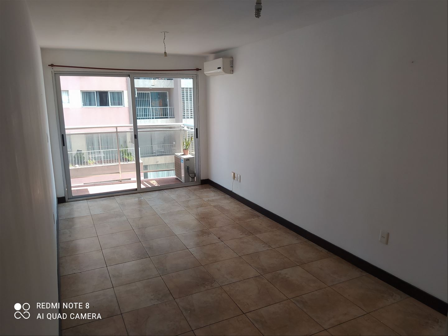 Lo mejor de Cordón Sur. Carlos Roxlo a pasos de 18 de Julio, casi Guayabos . Amplio y Luminoso 1 dorm - Balcón al frente  Garage  lugar fijo  $29.000+Gastos comunes $ 3.900