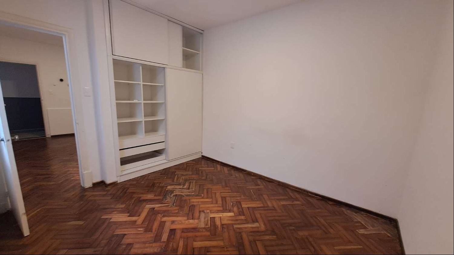 Divino apartamento. Igual que a estrenar. Luminoso, calle tranquila. A pasos de 21 de Setiembre. Patio de uso exclusivo. $28.000 GC bajos $2.100 · Foto 11