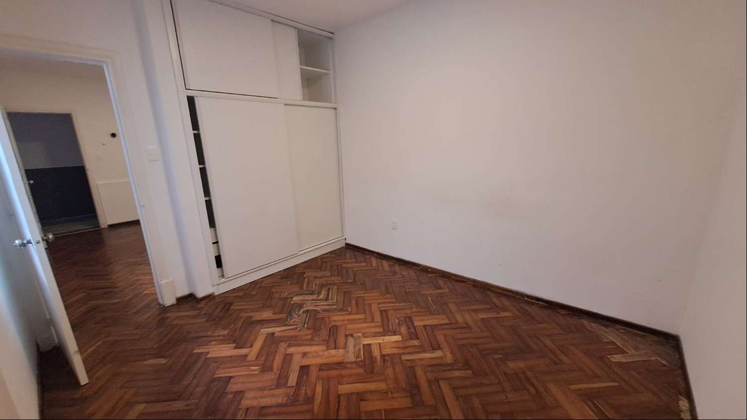 Divino apartamento. Igual que a estrenar. Luminoso, calle tranquila. A pasos de 21 de Setiembre. Patio de uso exclusivo. $28.000 GC bajos $2.100 · Foto 10