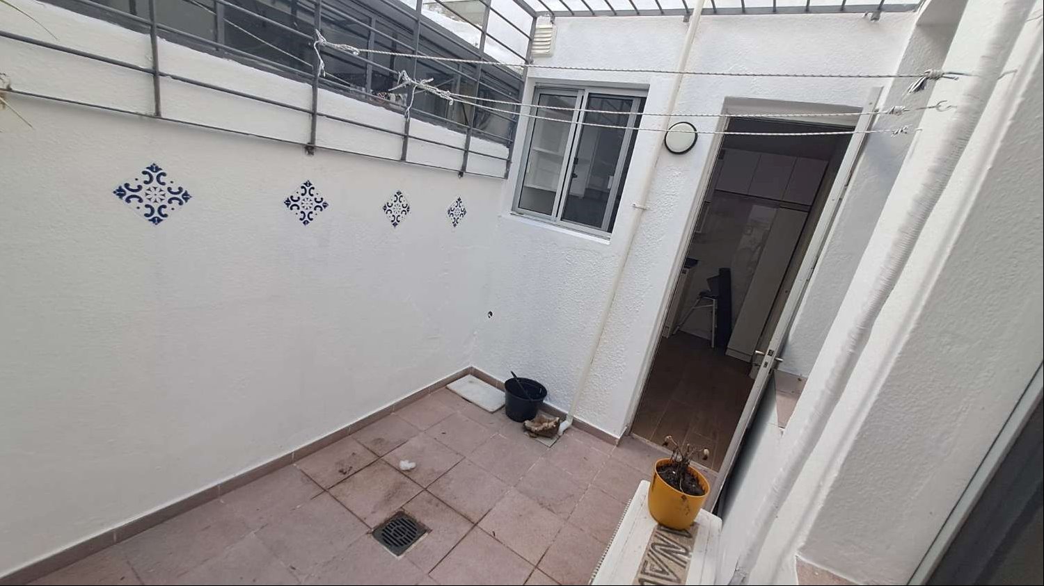 Divino apartamento. Igual que a estrenar. Luminoso, calle tranquila. A pasos de 21 de Setiembre. Patio de uso exclusivo. $28.000 GC bajos $2.100 · Foto 9