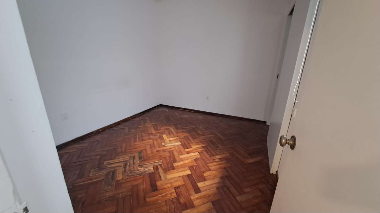 Divino apartamento. Igual que a estrenar. Luminoso, calle tranquila. A pasos de 21 de Setiembre. Patio de uso exclusivo. $28.000 GC bajos $2.100 · Foto 12